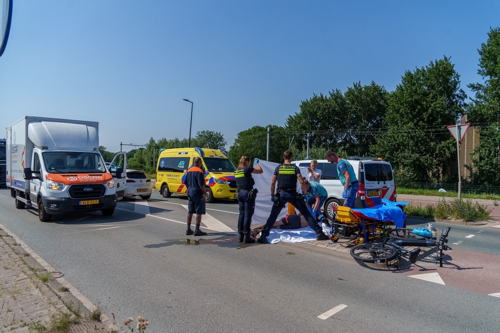 Politie verleent eerste hulp bij gewonde fietser na aanrijding