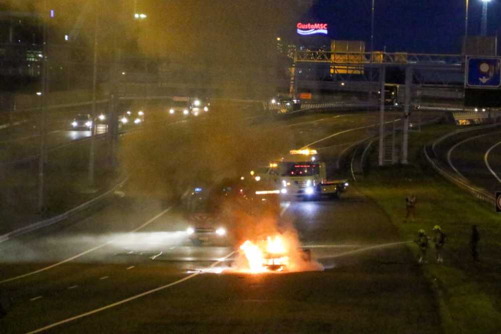 Brandweer heeft moeite om brandende auto op A4 te bereiken