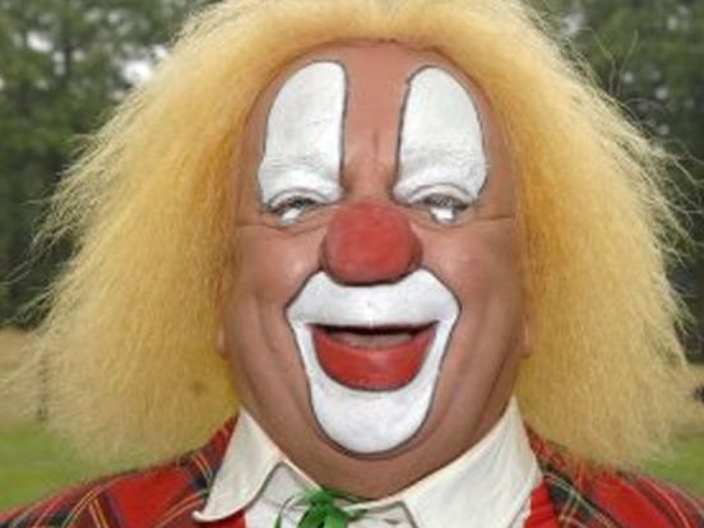 Praten lukt niet meer, schaterlachen nog wel: Clown Bassie viert 90ste verjaardag met slagroomtaart
