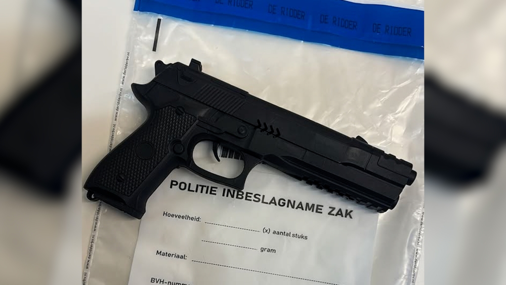 Het neppe vuurwapen dat de politie Schiedam in beslag heeft genomen na de arrestatie