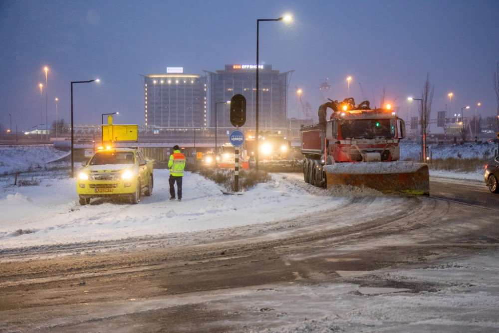 Oprit A4 afgesloten door wegglijdende auto&#039;s, geen treinen en minder trams en metro&#039;s