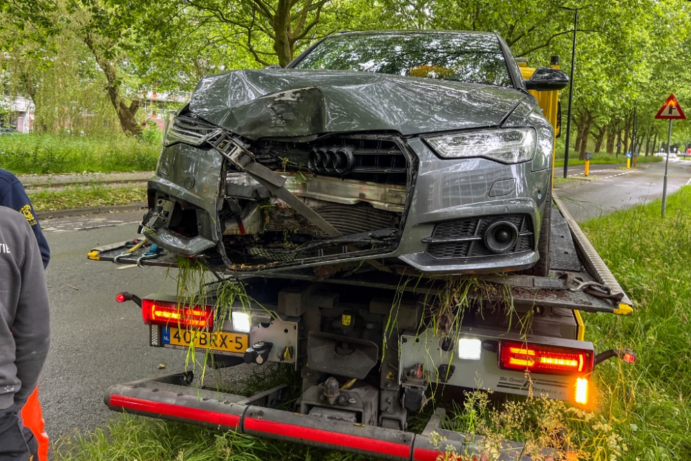 Auto knalt tegen boom in Vlaardingen