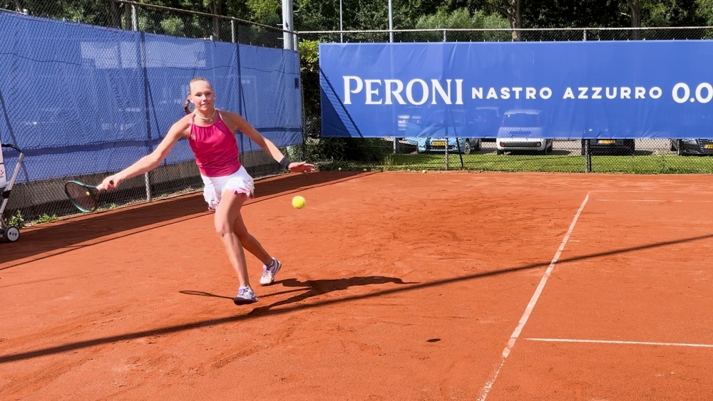 Vlaardings tennistalent Joy de Zeeuw (18) naar Wimbledon: ‘past goed bij mijn spel’