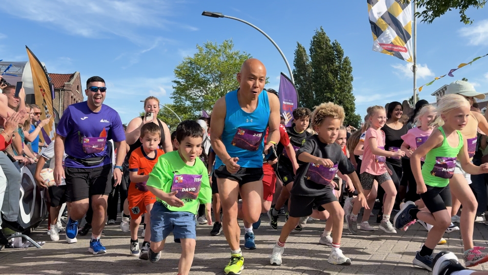 Zwetend en lachend vieren 3000 lopers Schiedam 750 op hardloopschoenen