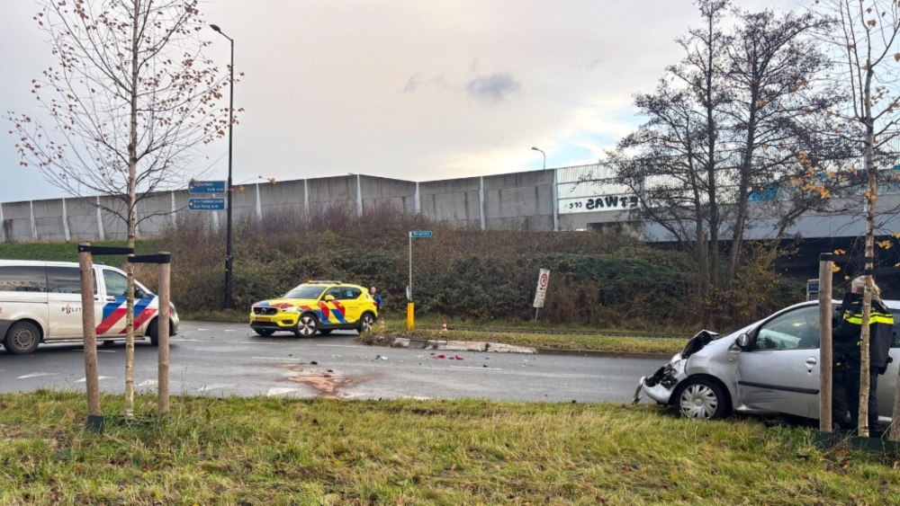 Gewonde bij aanrijding tussen een auto en een busje op Burgemeester Heusdenslaan
