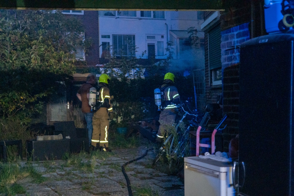 Brandweer gealarmeerd voor rookontwikkeling in tuin Vlaardingen