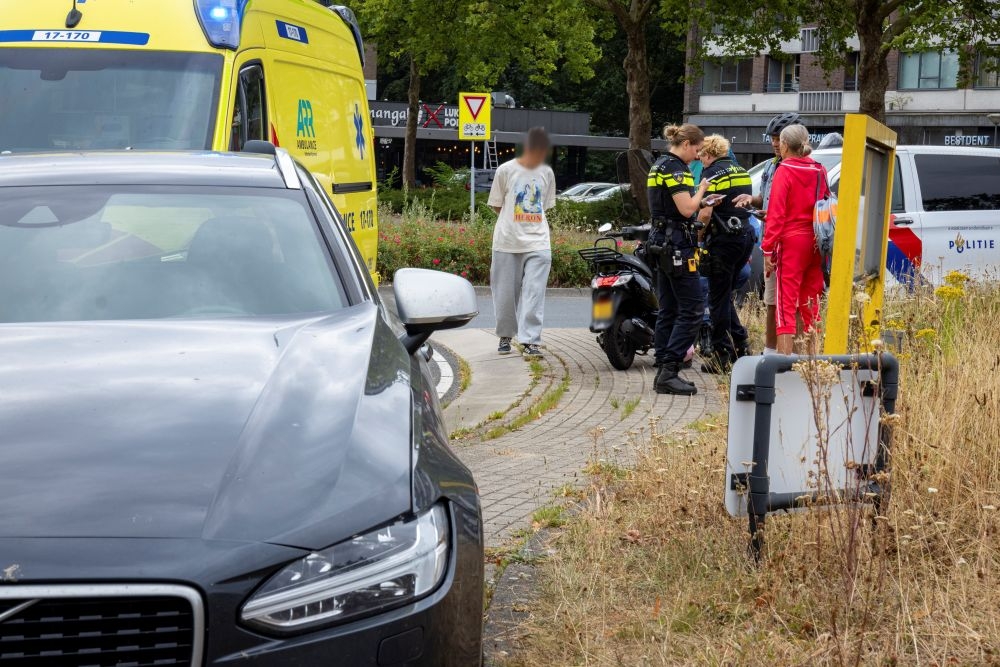 Auto en scooter botsen op Nieuwlandplein