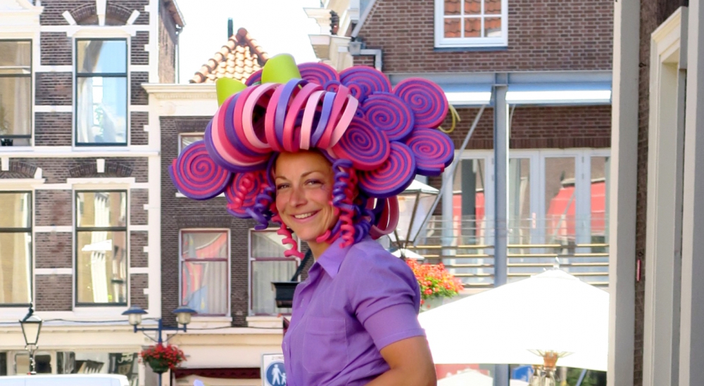 Zuid gaat in feestelijke optocht naar Stedelijk Museum voor hun Wijken Welkom-avond