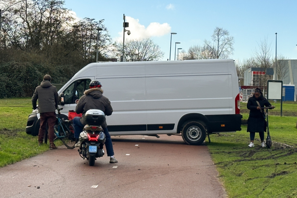 Bestelbus rijdt fietspad op, dat had ie beter niet kunnen doen