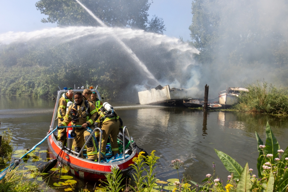 Veel rookwolken bij brand in boot met gasflessen in Schiedamse Schie
