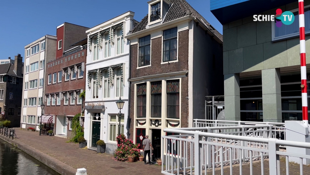 Het verhaal achter het bijzondere huis met twee kraaien in de nok