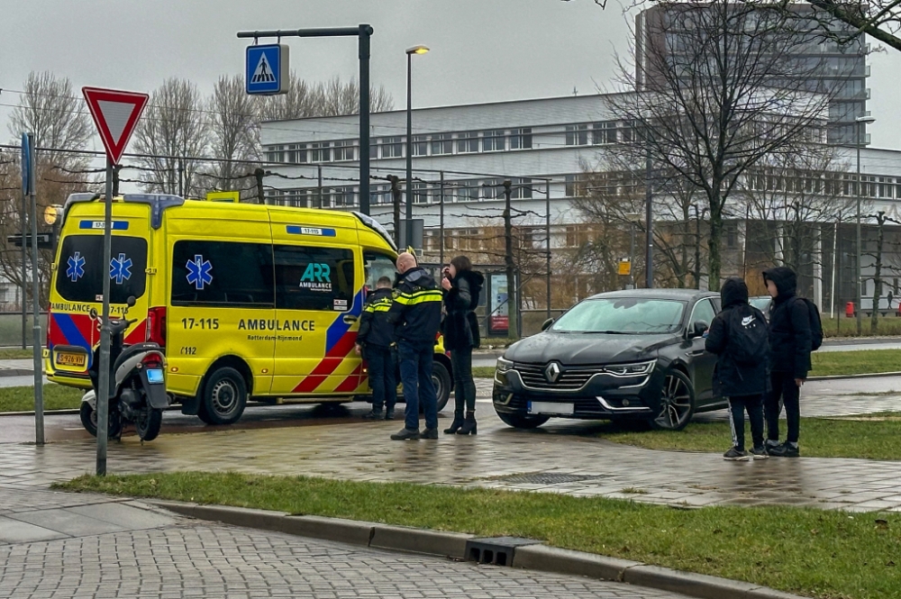 Scooterrijder gewond bij aanrijding op Burgemeester van Haarenlaan