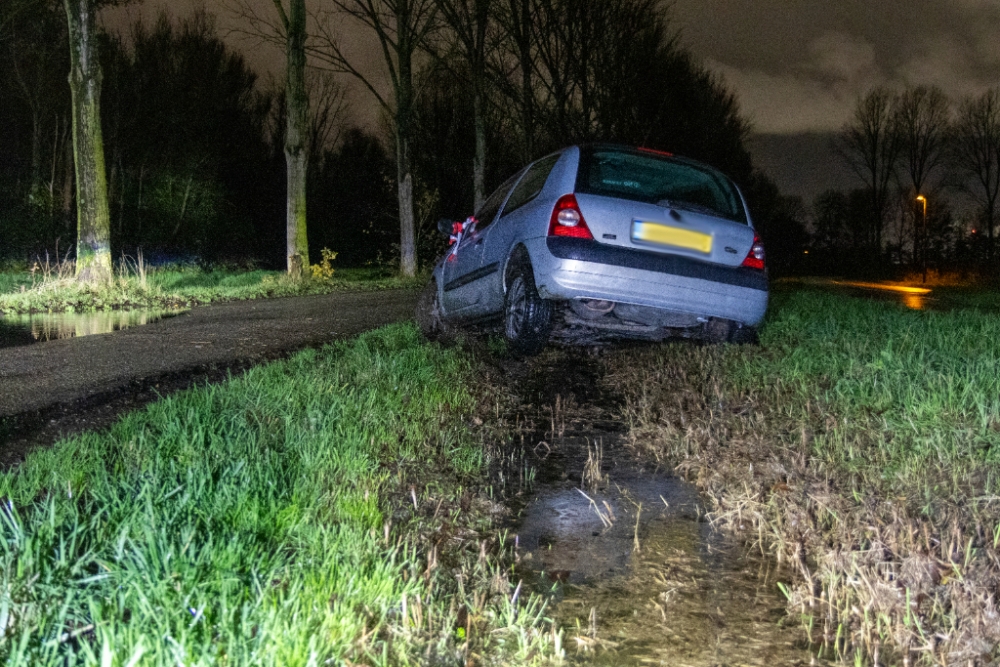 Auto in greppel: groot alarm voor hulpdiensten