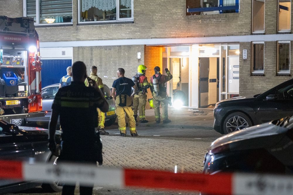 Accu vliegt in brand in kelder van flat: bewoonster naar ziekenhuis