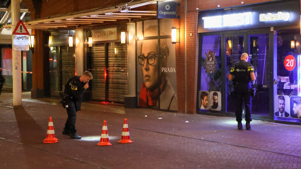 Kapperszaak in Vlaardingen midden in de nacht beschoten, drie kogelgaten in ruit