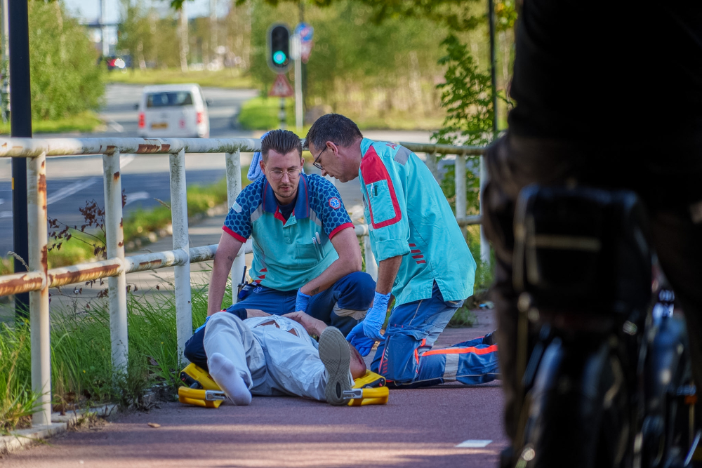 Scooterrijder valt na het ontwijken van fatbiker op Meester L.A. Kesperweg