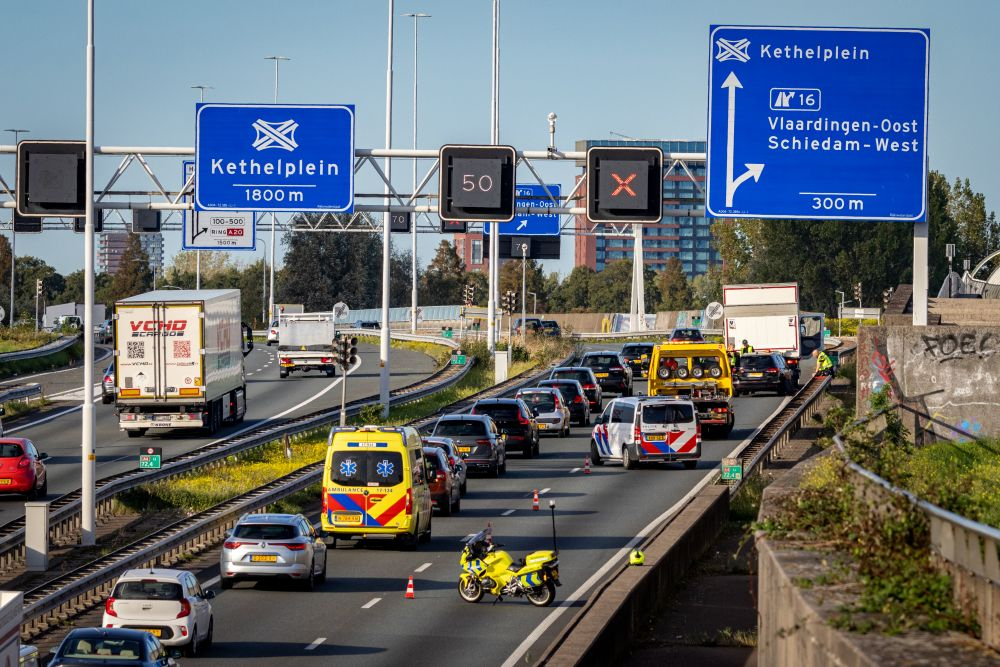 Beneluxtunnel deels afgesloten na ongeval tussen auto en vrachtwagen