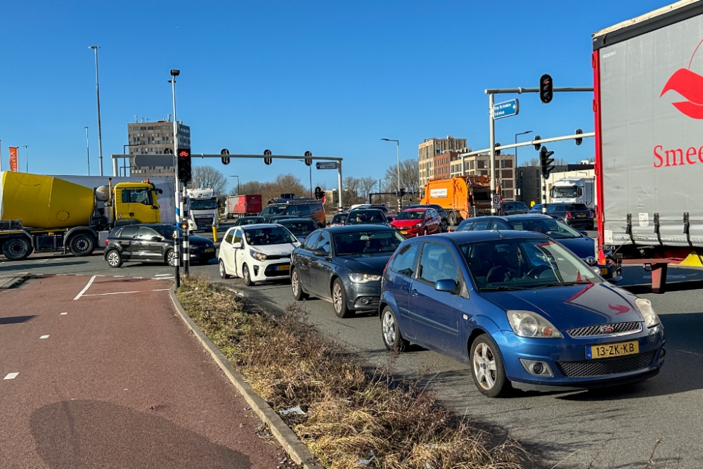 Verkeerschaos door afgesloten buis Beneluxtunnel na ongeval