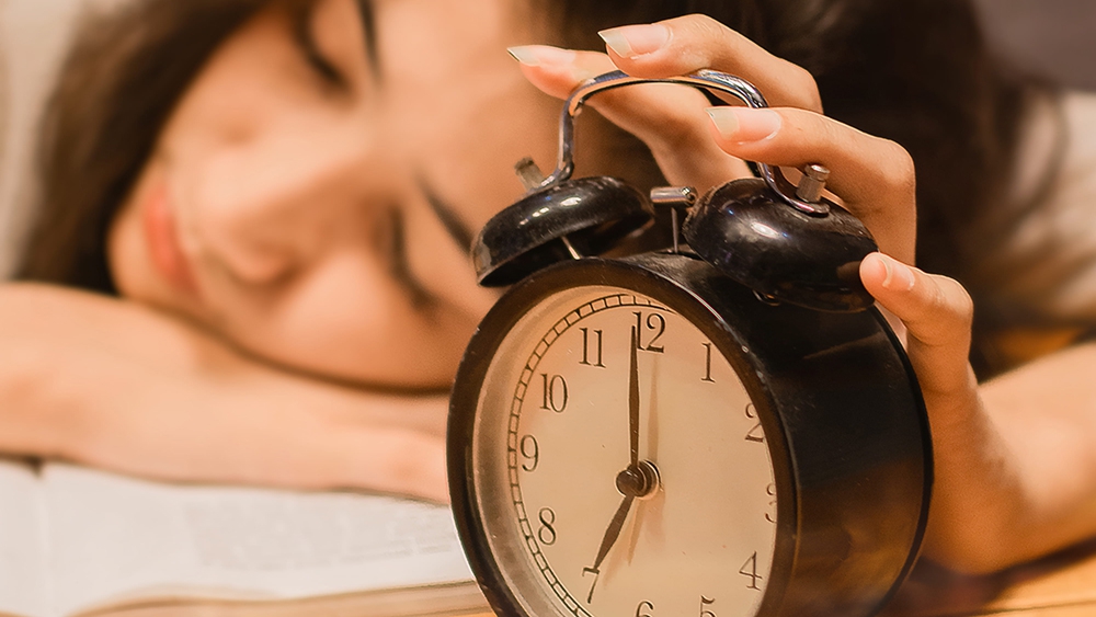 De klok een uur terugdraaien heeft positieve invloed op slaapritme “Hoe vroeger we licht zien, hoe beter we aan de dag beginnen”