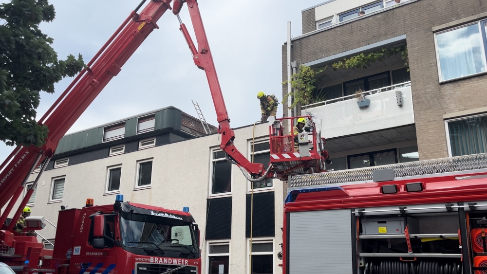 Rookpluimen uit woning aan Westvest, brandweer weet grote brand te voorkomen