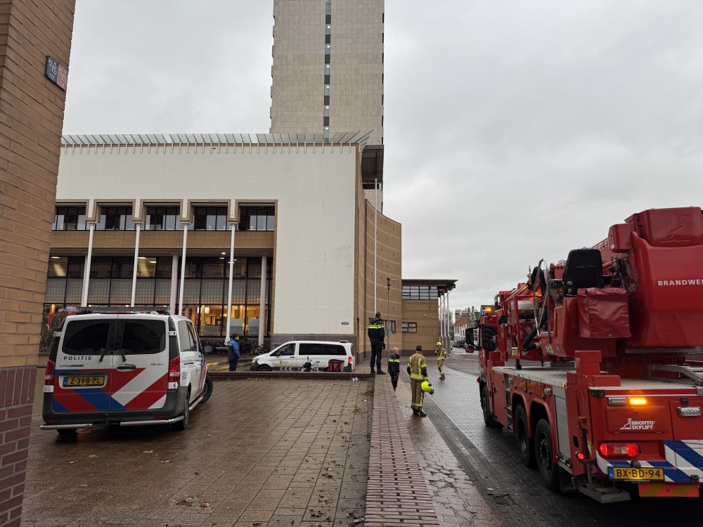 Stuk glas valt van dak Stadskantoor Schiedam