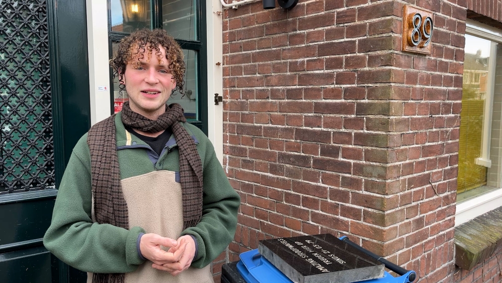 Bart vond na 37 jaar de tegel van The Amazing Stroopwafels terug: 'Het was sneu'