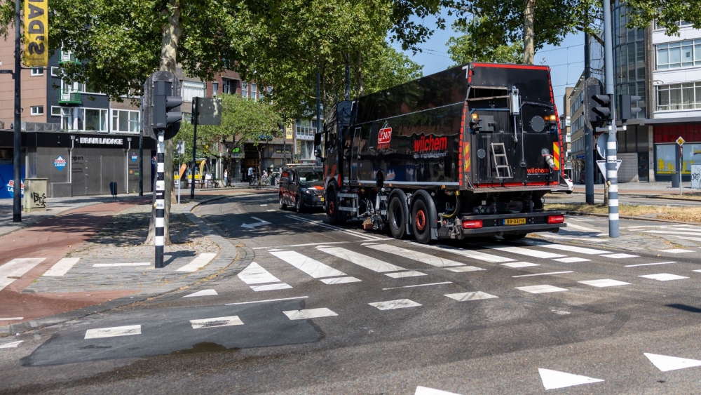 Lang oliespoor op de Broersvest in Schiedam zorgt voor verkeerschaos en omleidingen