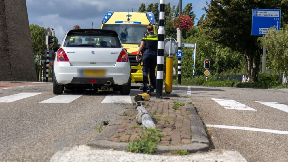 Automobilist rijdt paaltje omver voor kruispunt bij molen Aeolus