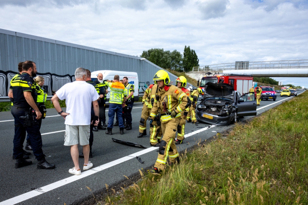 Verkeer over de vluchtstrook na ongeval op A4