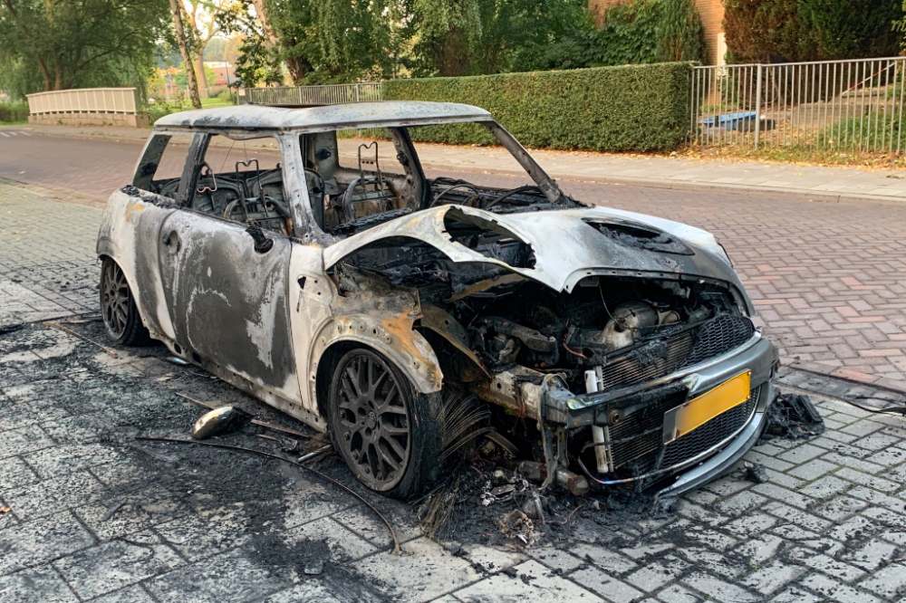 Auto volledig verwoest na brand