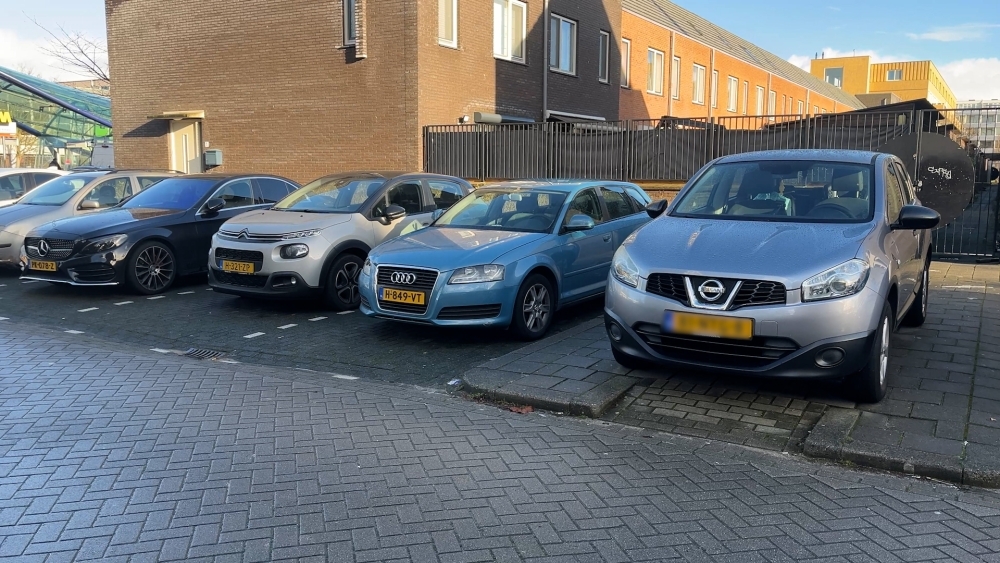 Fout geparkeerde auto in januari 2025 in de Cartonnagebuurt