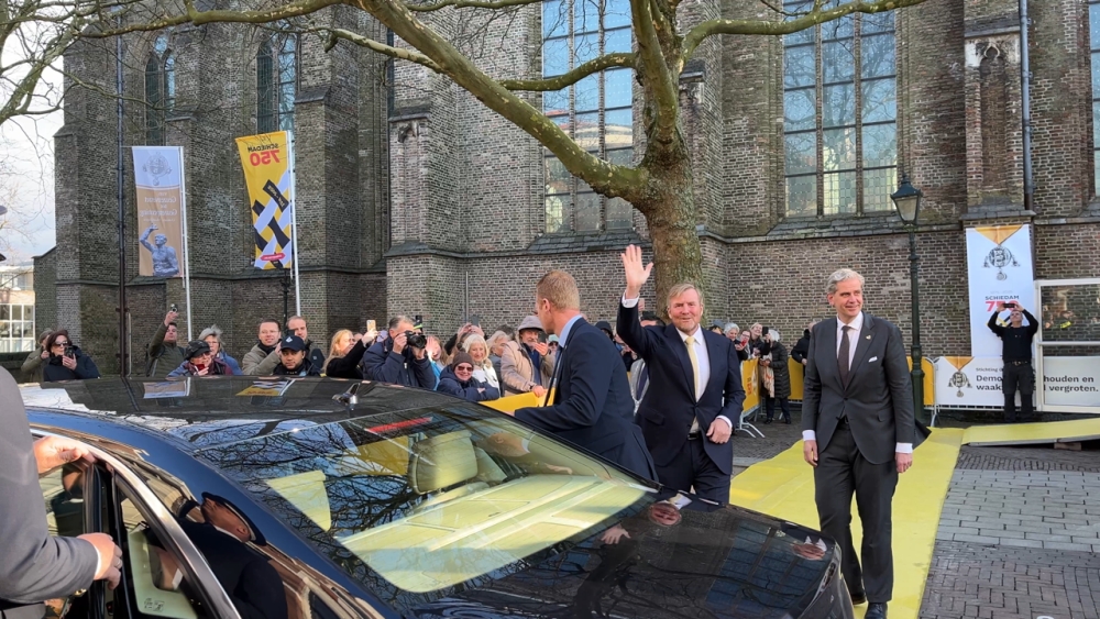 De Koning aan het einde van zijn bezoek aan Schiedam op 13 maart 2025