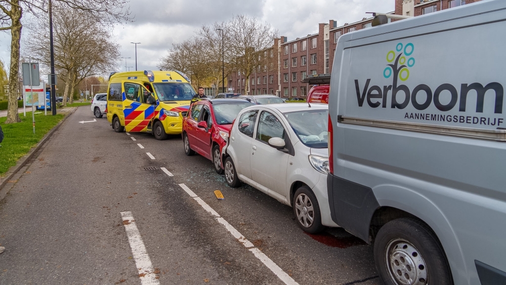Flinke schade na kettingbotsing aan de Burgemeester Pruissingel in Vlaardingen