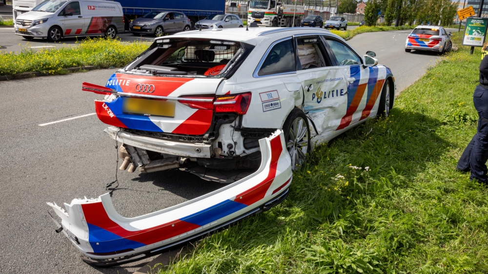 Politieauto raakt zwaar beschadigd na aanrijding op Schiedamsedijk