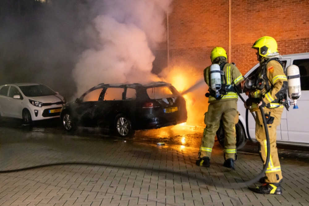 Auto vat vlam in Schiedam