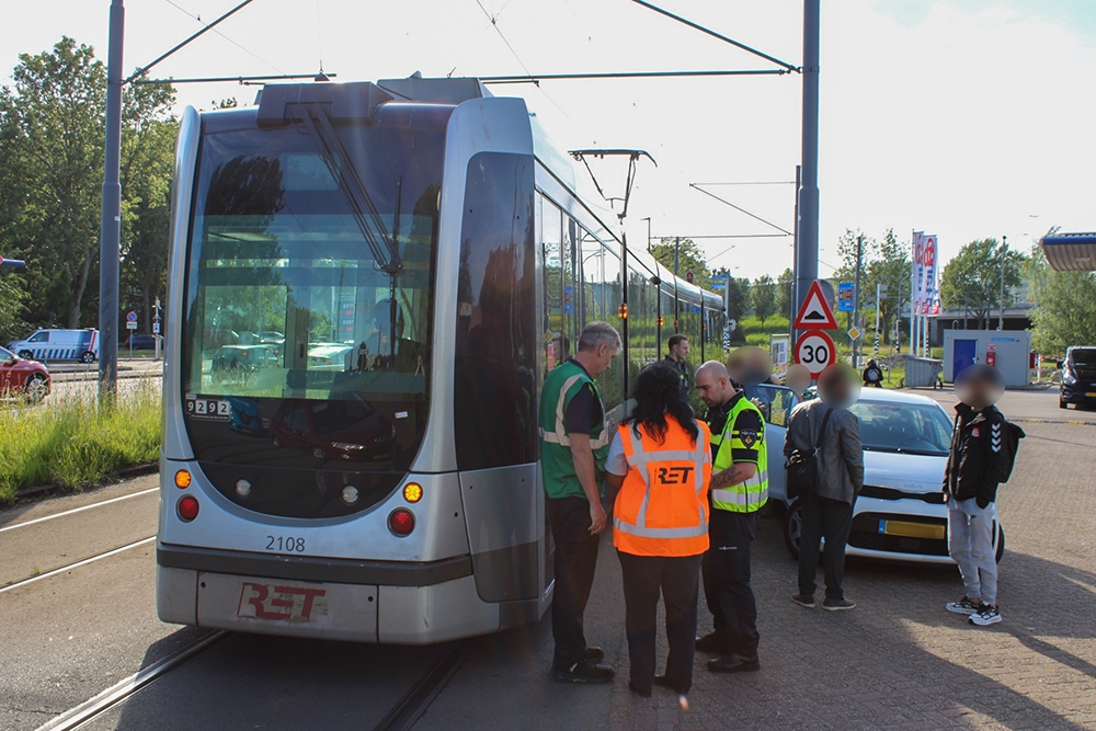 Auto botst op tram en draait 180 graden, trampassagiers moeten lopend verder