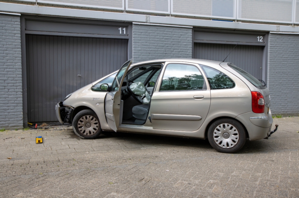 Bestuurder op leeftijd botst tegen flat op het Griegplein