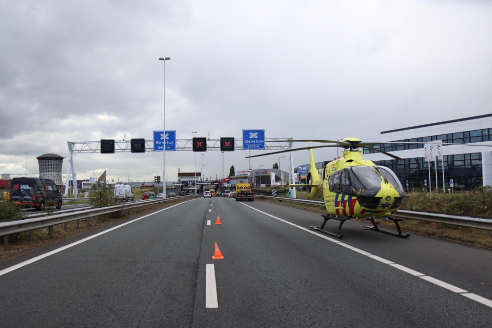 Snelweg dicht na ernstig ongeval met motorrijder