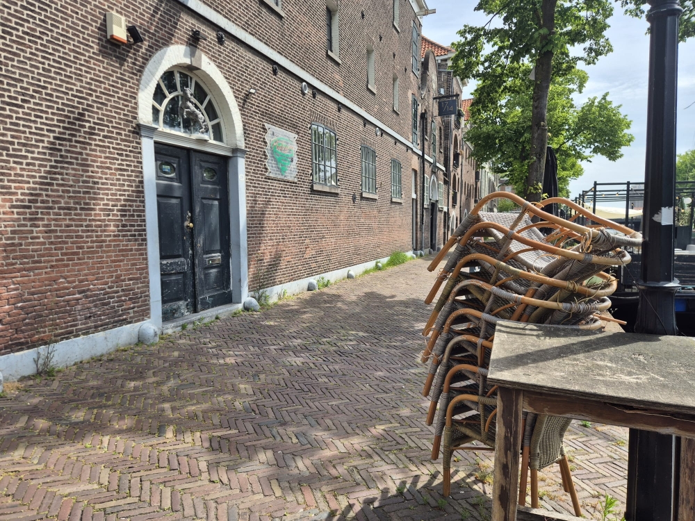 Schiedams muziekcafé de Graauwe Hengst voorlopig dicht om problemen met vergunning