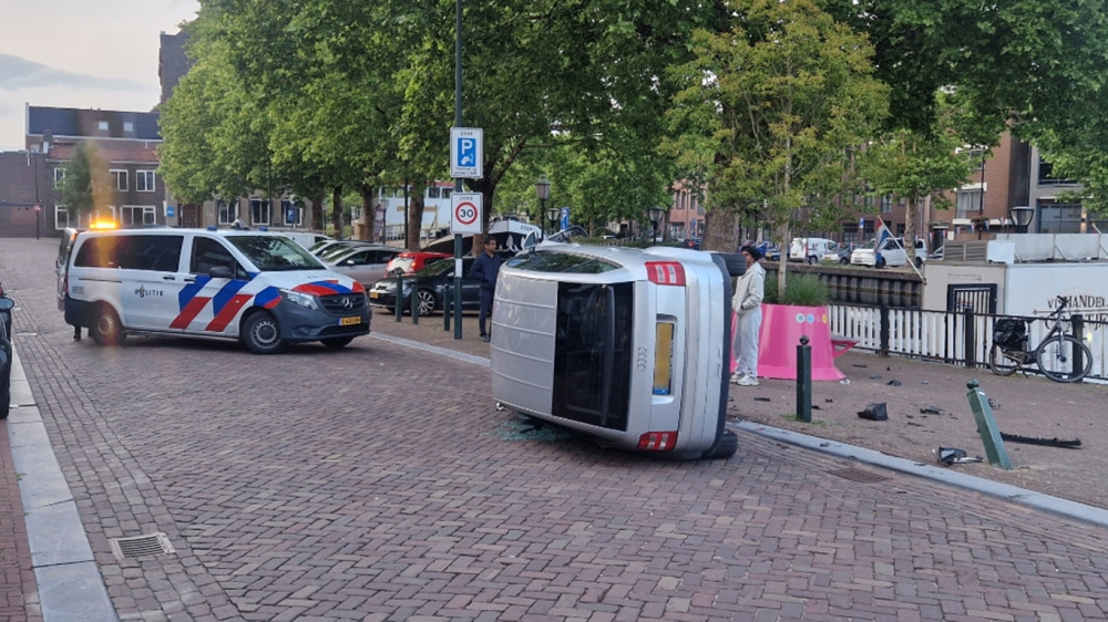 Auto kegelt zichzelf omver op paaltje in Vlaardingen