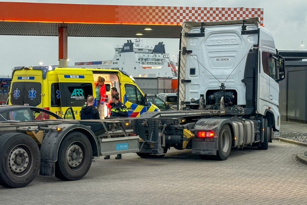 Vrachtwagen en personenauto botsen op elkaar bij Vijfsluizen