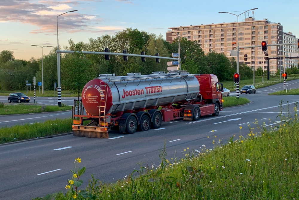 Gestrande vrachtwagen blokkeert oprit A4 bij Vijfsluizen