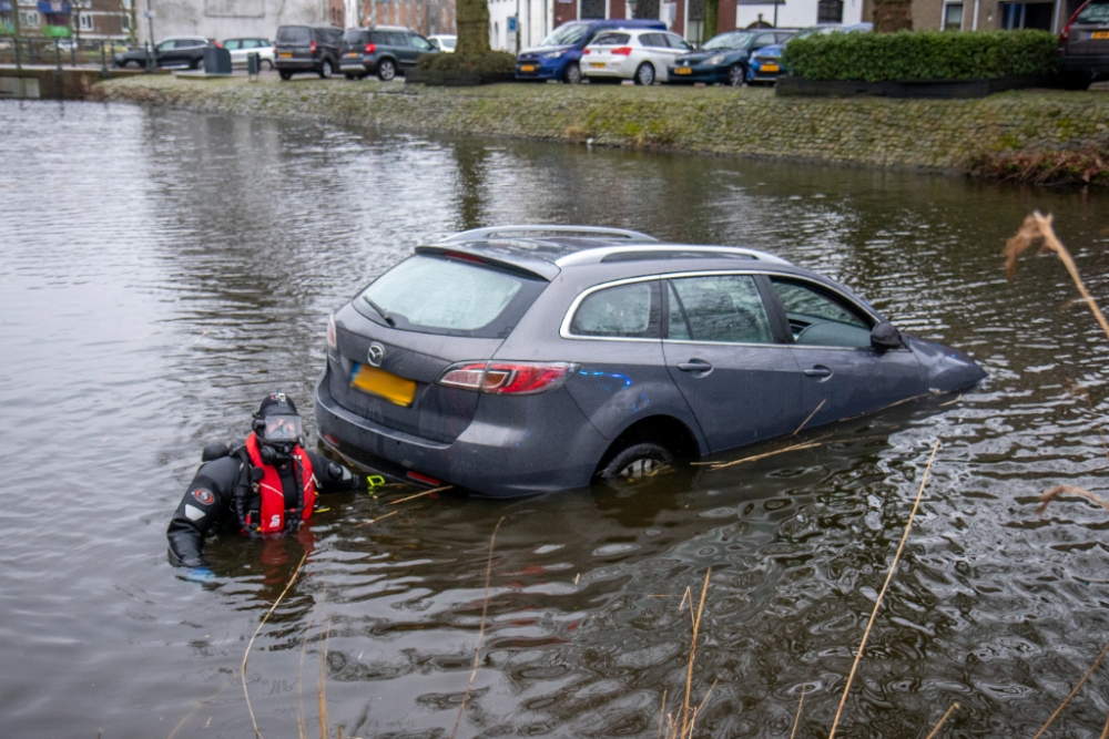 Auto te water in Schiedam, inzittenden aangehouden