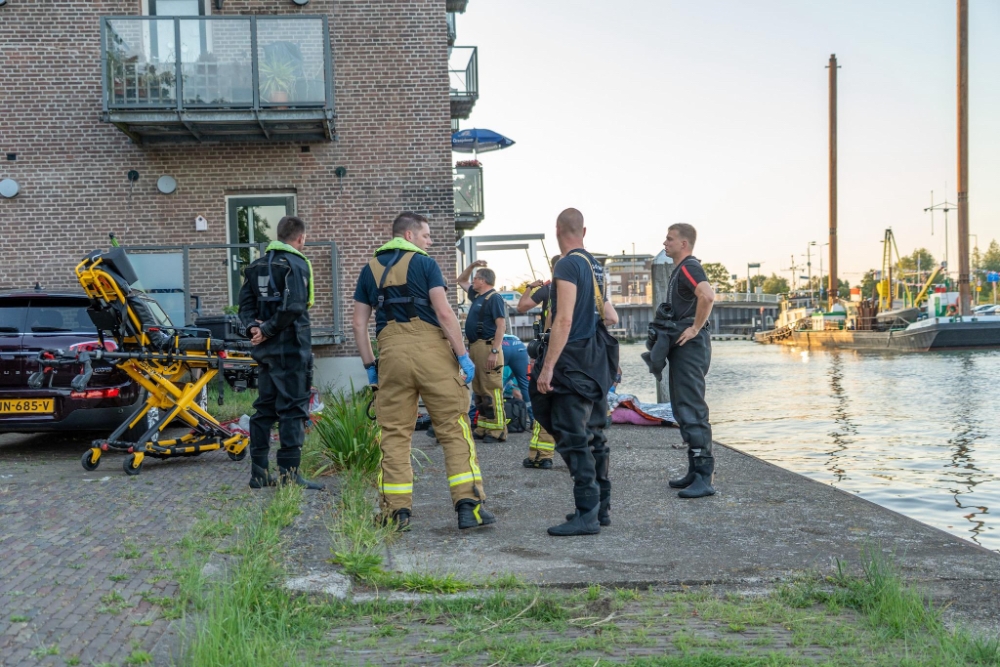 Vrouw succesvol gereanimeerd nadat zij in het water aan de Westhavenkade viel