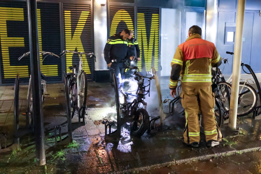 Scooter en drie fietsen vernield door brand, ook supermarkt beschadigd