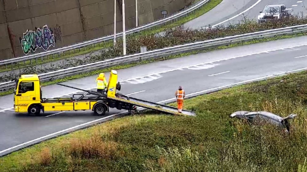 Auto wordt weggesleept door een bergingswagen