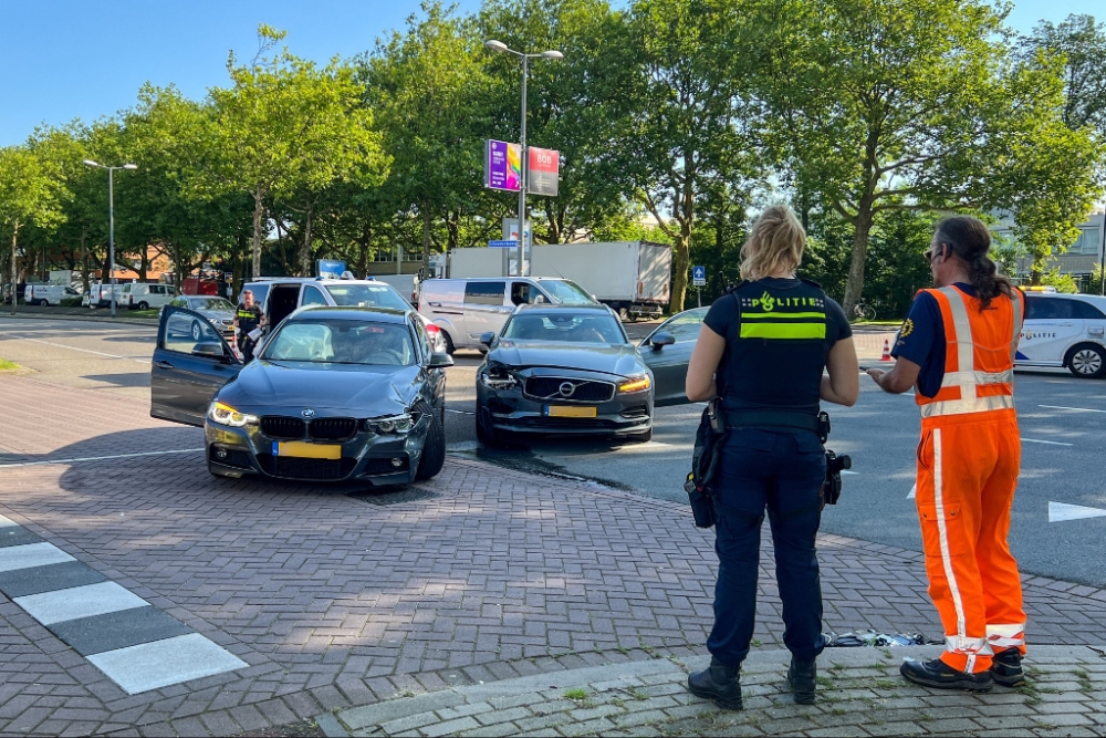 Twee auto&#039;s botsen op Schiedams kruispunt