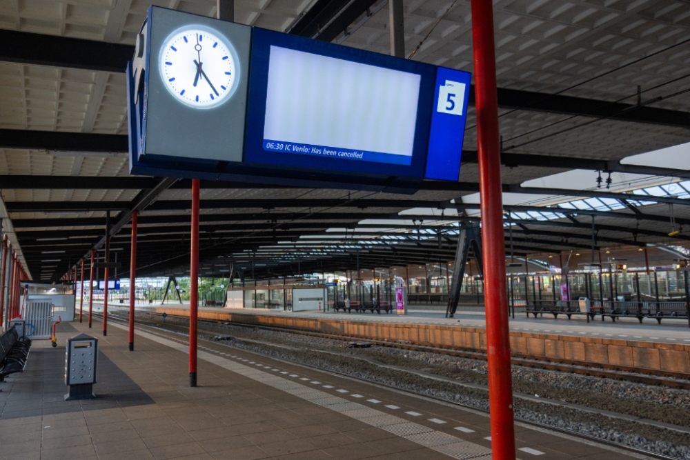 Treinverkeer in hele regio plat door staking: hoe kom je nu van A naar B?