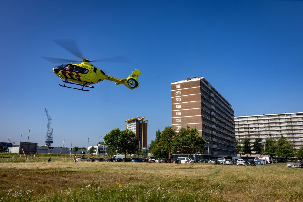Traumahelikopter landt op Vlaardingerdijk voor medische noodsituatie