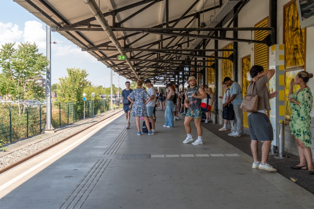 Storing bij spoorbrug, strandgangers per bus naar volgend metrostation